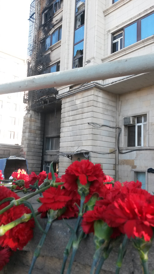 Bakıda yanğın zamanı ölənlər anıldı (FOTO)