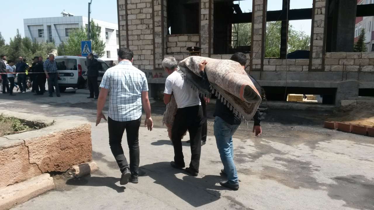 Bakıda yanmış binanın sakinlərinin əşyalarının daşınması üçün nəqliyyat vasitələri ayrılıb (FOTO)