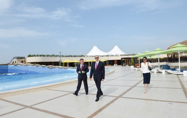 Prezident İlham Əliyev və xanımı Bakıda ailəvi istirahət mərkəzinin açılışında iştirak ediblər (FOTO)