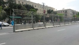 I Avropa Oyunlarına hazırlıq məqsədilə Bakı yollarında dəmir-beton çəpərlər çəkilir (FOTO)