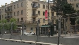 I Avropa Oyunlarına hazırlıq məqsədilə Bakı yollarında dəmir-beton çəpərlər çəkilir (FOTO)