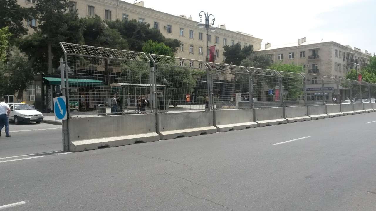 I Avropa Oyunlarına hazırlıq məqsədilə Bakı yollarında dəmir-beton çəpərlər çəkilir (FOTO)