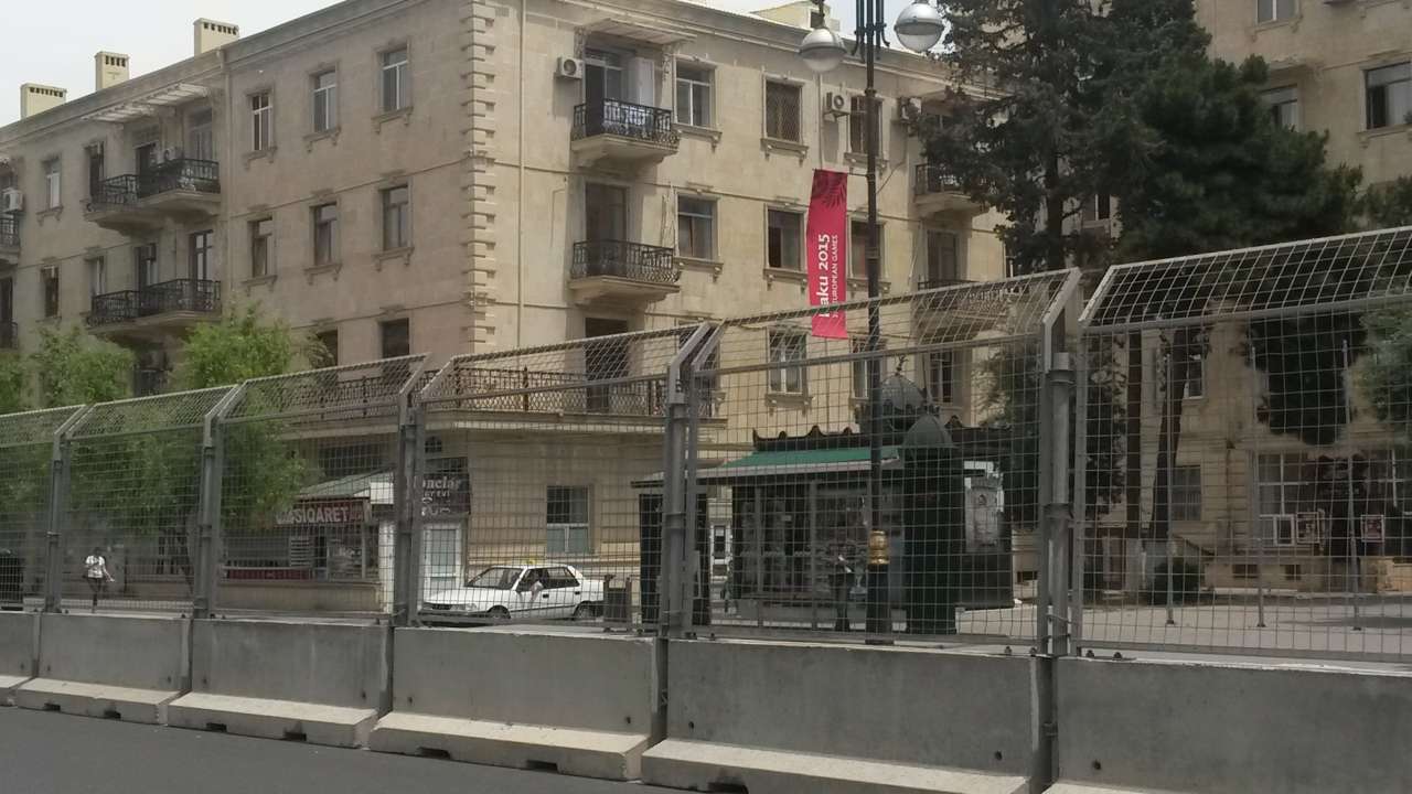 I Avropa Oyunlarına hazırlıq məqsədilə Bakı yollarında dəmir-beton çəpərlər çəkilir (FOTO)
