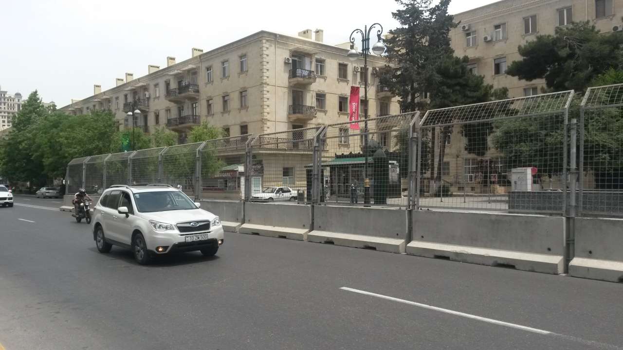 I Avropa Oyunlarına hazırlıq məqsədilə Bakı yollarında dəmir-beton çəpərlər çəkilir (FOTO)
