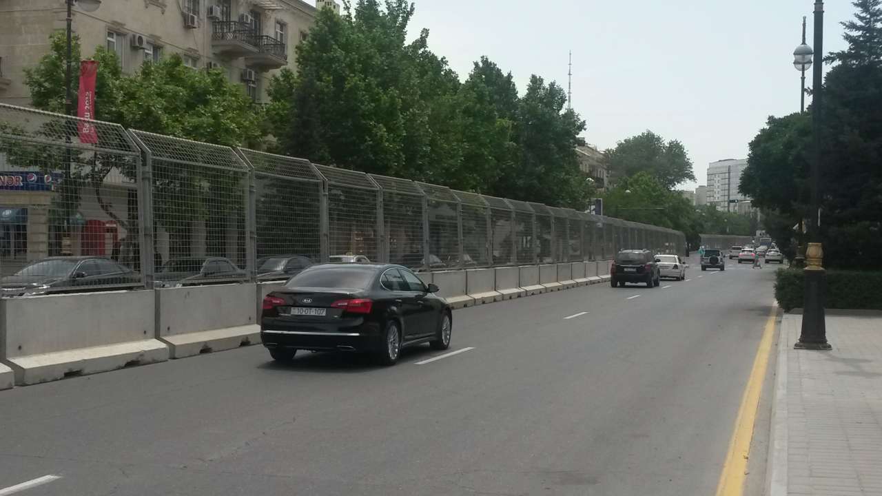 I Avropa Oyunlarına hazırlıq məqsədilə Bakı yollarında dəmir-beton çəpərlər çəkilir (FOTO)