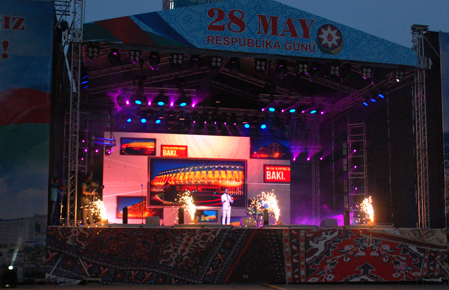 Milli Parkda Respublika Günü münasibətilə möhtəşəm bayram konserti və atəşfəşanlıq olub (FOTO)