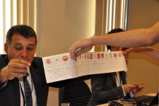Azərbaycanda Türkiyə vətəndaşları parlament seçkilərində səs verməyə başlayıb (FOTO)