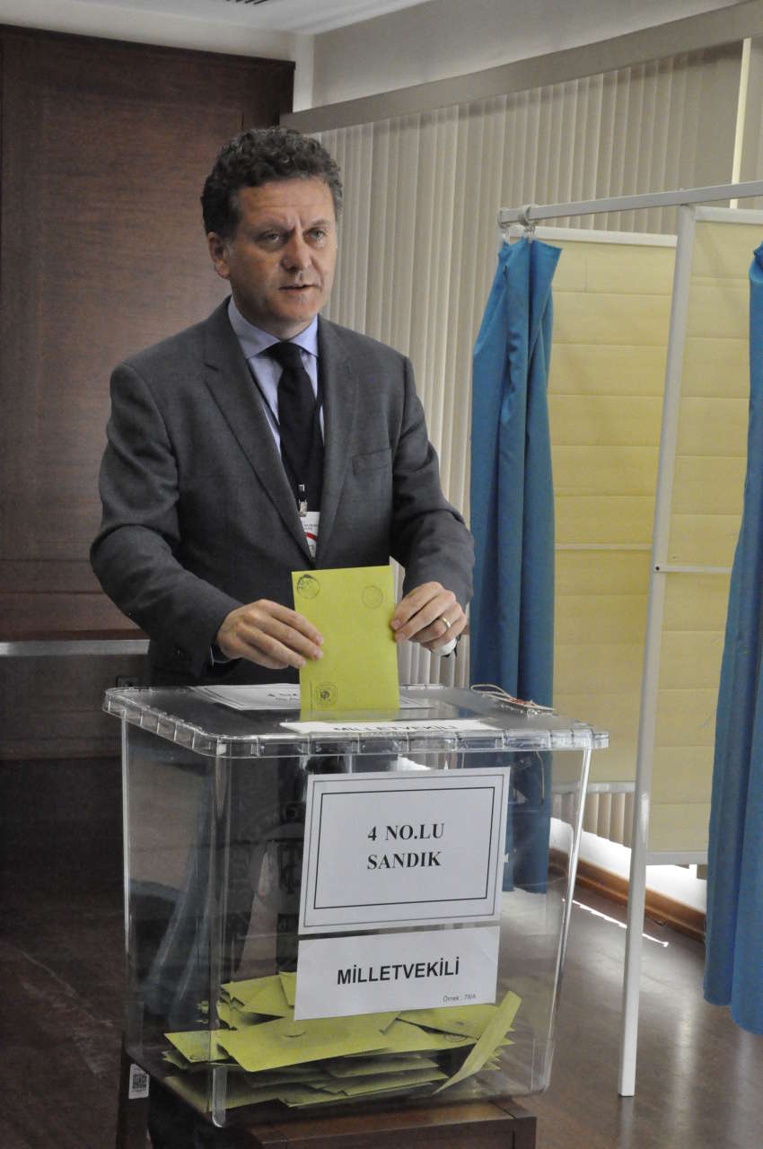 Azərbaycanda Türkiyə vətəndaşları parlament seçkilərində səs verməyə başlayıb (FOTO)