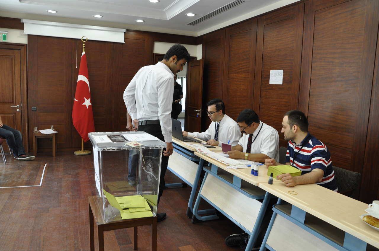 Azərbaycanda Türkiyə vətəndaşları parlament seçkilərində səs verməyə başlayıb (FOTO)