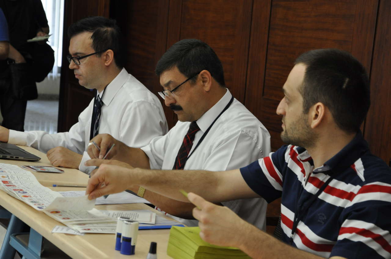 Azərbaycanda Türkiyə vətəndaşları parlament seçkilərində səs verməyə başlayıb (FOTO)