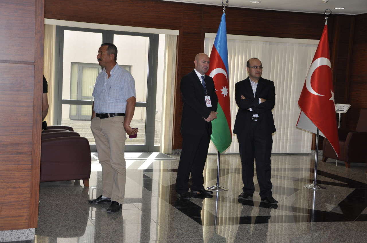 Azərbaycanda Türkiyə vətəndaşları parlament seçkilərində səs verməyə başlayıb (FOTO)