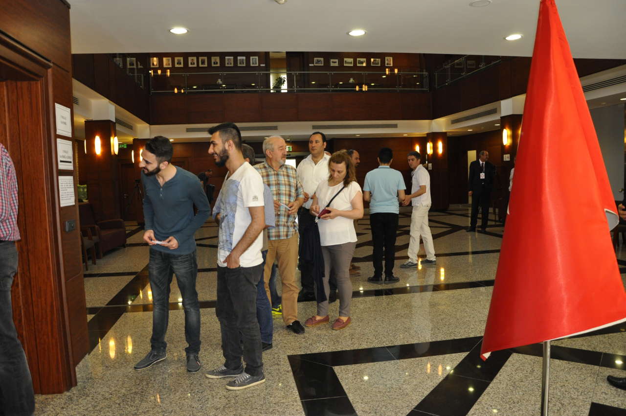 Azərbaycanda Türkiyə vətəndaşları parlament seçkilərində səs verməyə başlayıb (FOTO)