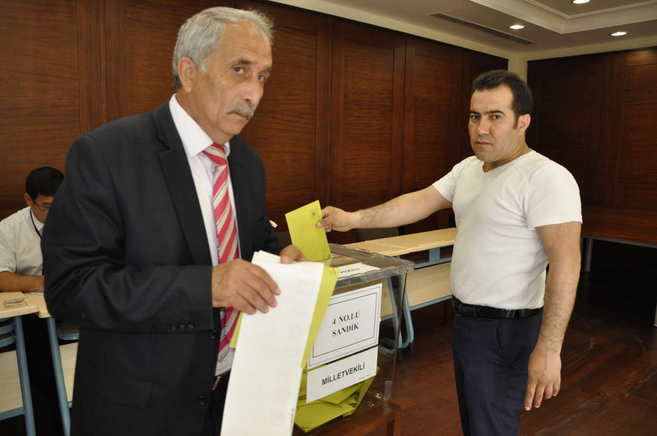 Azərbaycanda Türkiyə vətəndaşları parlament seçkilərində səs verməyə başlayıb (FOTO)