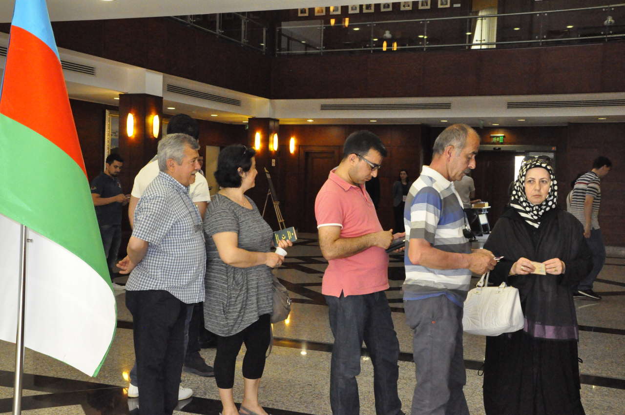 Azərbaycanda Türkiyə vətəndaşları parlament seçkilərində səs verməyə başlayıb (FOTO)