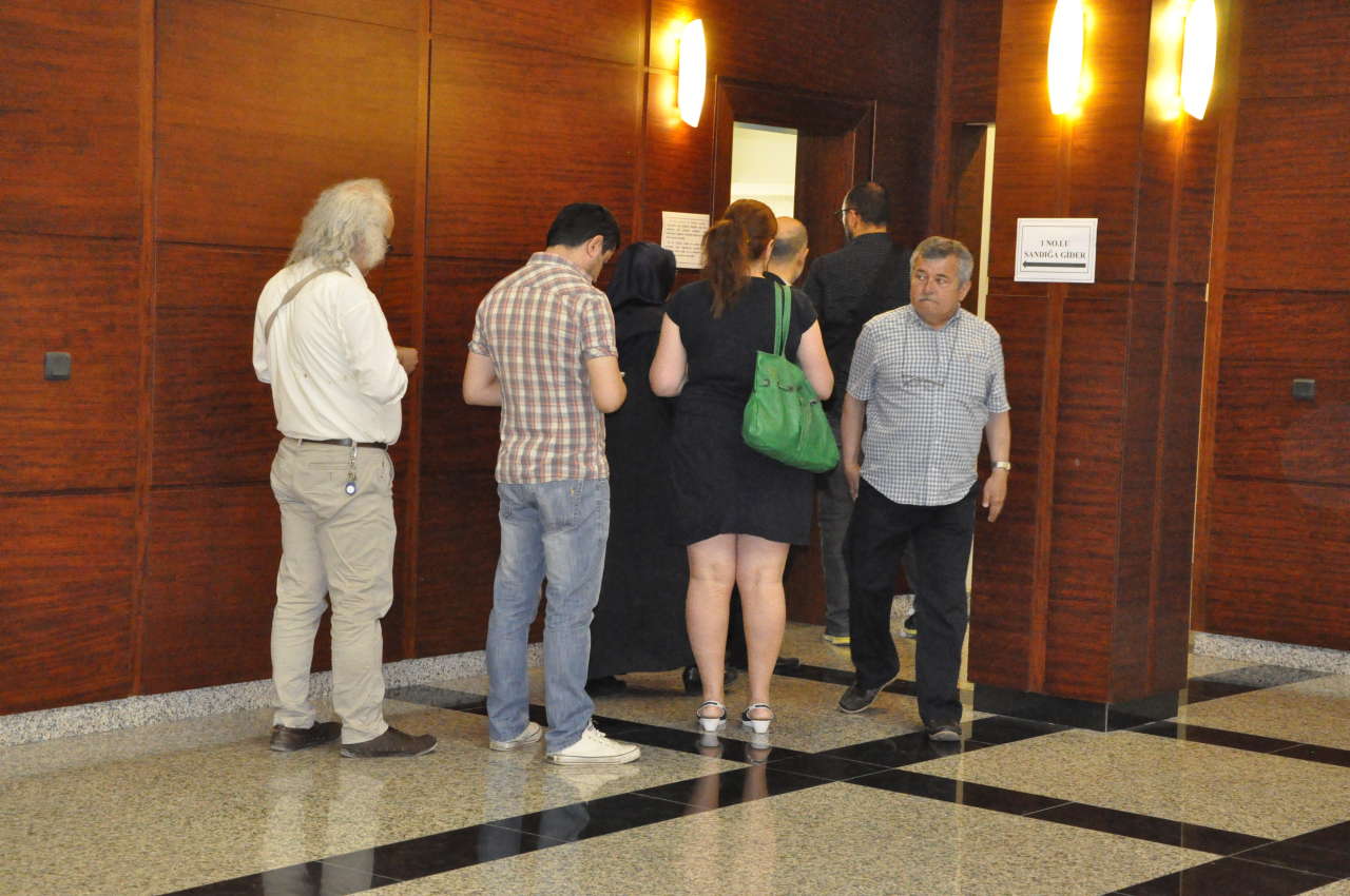 Azərbaycanda Türkiyə vətəndaşları parlament seçkilərində səs verməyə başlayıb (FOTO)