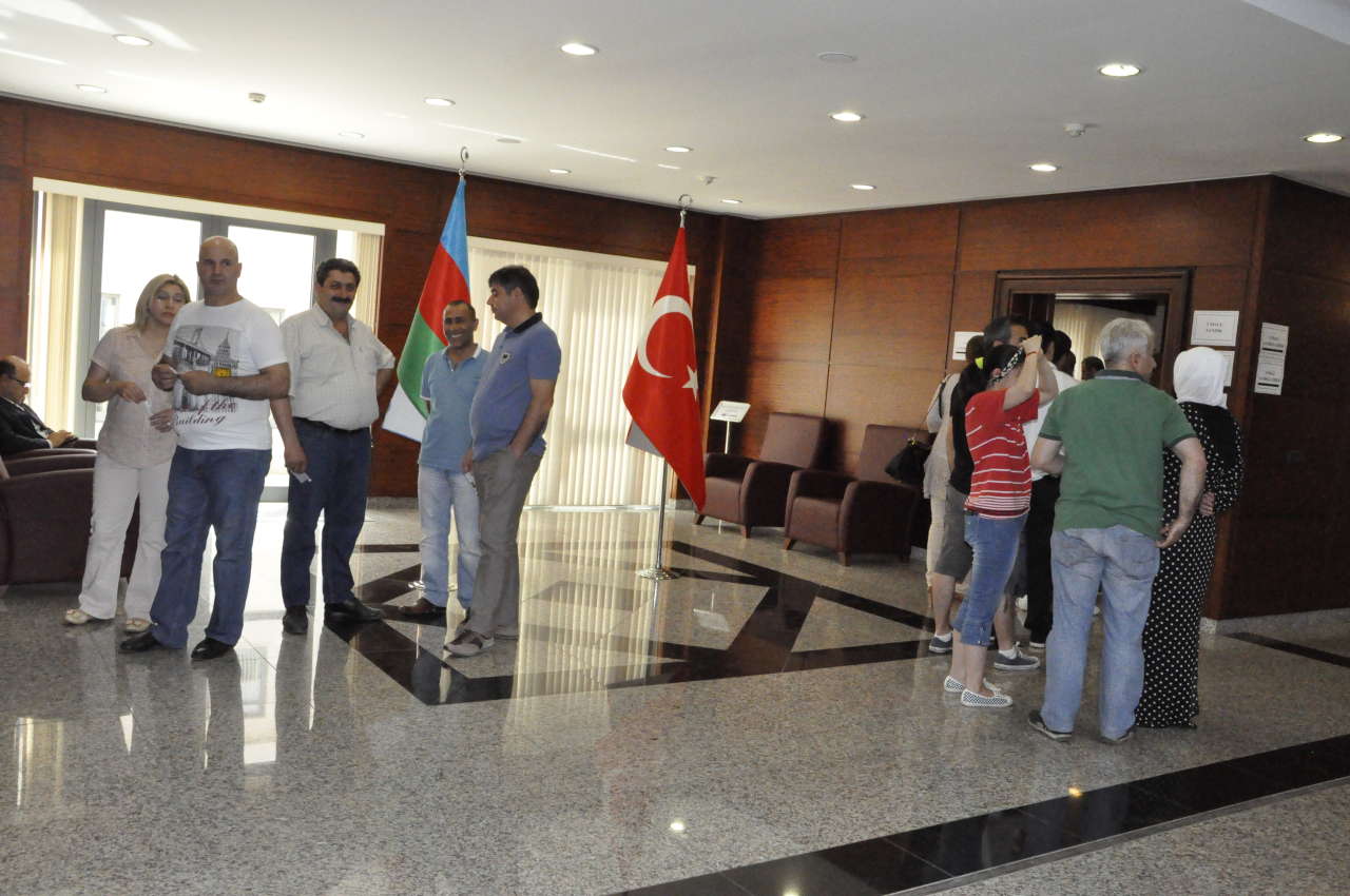 Azərbaycanda Türkiyə vətəndaşları parlament seçkilərində səs verməyə başlayıb (FOTO)