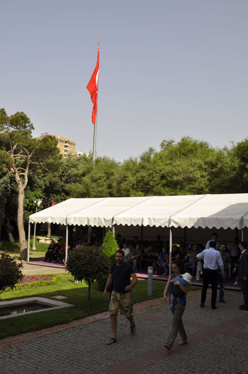 Azərbaycanda Türkiyə vətəndaşları parlament seçkilərində səs verməyə başlayıb (FOTO)