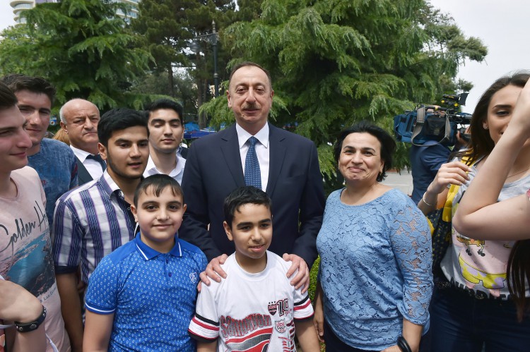 Prezident İlham Əliyev və xanımı Bakı Ağ Şəhər bulvarının açılışında iştirak ediblər (FOTO)