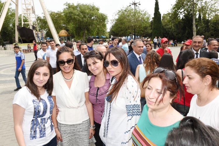 Prezident İlham Əliyev və xanımı Bakı Ağ Şəhər bulvarının açılışında iştirak ediblər (FOTO)