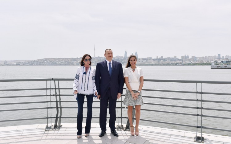 Prezident İlham Əliyev və xanımı Bakı Ağ Şəhər bulvarının açılışında iştirak ediblər (FOTO)