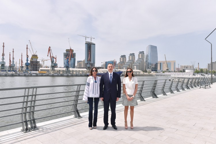 Prezident İlham Əliyev və xanımı Bakı Ağ Şəhər bulvarının açılışında iştirak ediblər (FOTO)