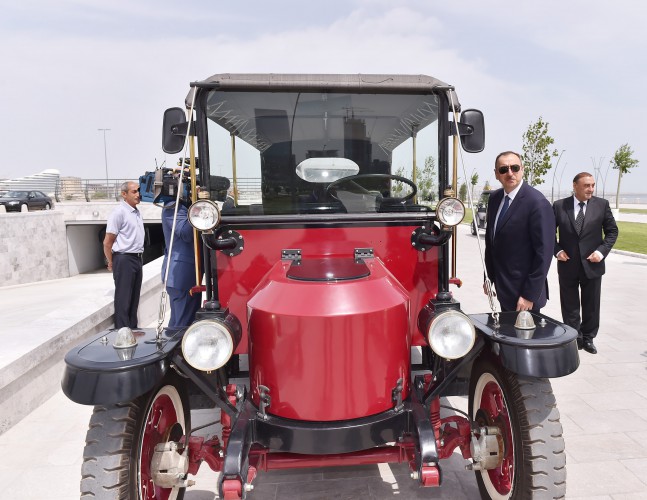Prezident İlham Əliyev və xanımı Bakı Ağ Şəhər bulvarının açılışında iştirak ediblər (FOTO)