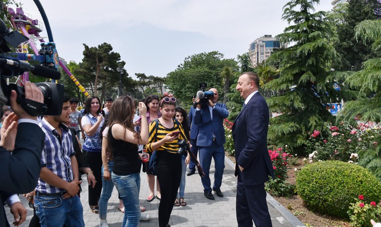 Prezident İlham Əliyev və xanımı Bakı Ağ Şəhər bulvarının açılışında iştirak ediblər (FOTO)