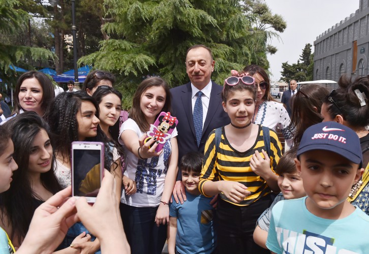 Prezident İlham Əliyev və xanımı Bakı Ağ Şəhər bulvarının açılışında iştirak ediblər (FOTO)
