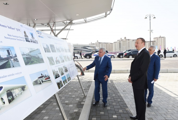 Prezident İlham Əliyev Bakıya gətirilən yeni elektrik qatarı ilə tanış olub (FOTO)