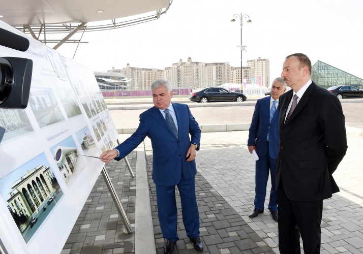 Prezident İlham Əliyev Bakıya gətirilən yeni elektrik qatarı ilə tanış olub (FOTO)