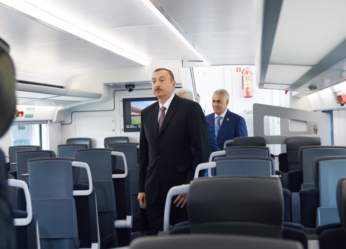 Prezident İlham Əliyev Bakıya gətirilən yeni elektrik qatarı ilə tanış olub (FOTO)