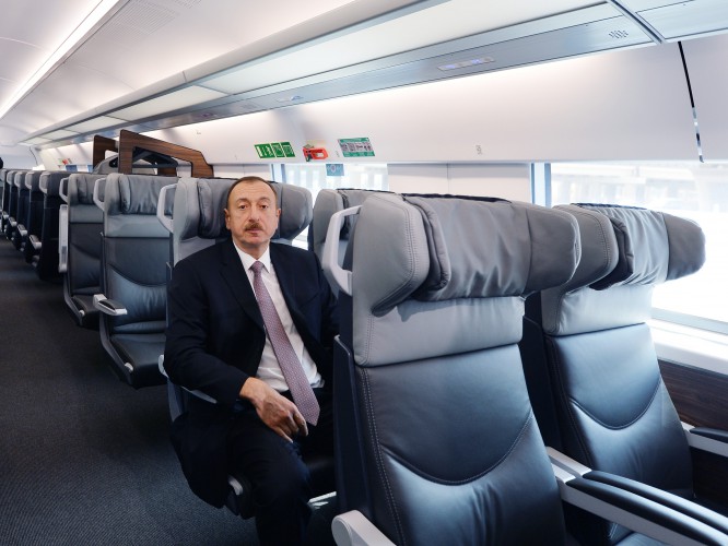 Prezident İlham Əliyev Bakıya gətirilən yeni elektrik qatarı ilə tanış olub (FOTO)