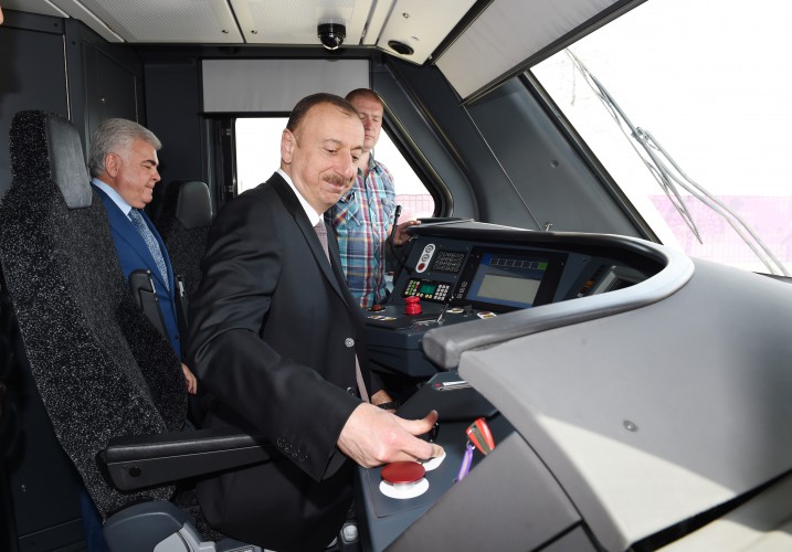 Prezident İlham Əliyev Bakıya gətirilən yeni elektrik qatarı ilə tanış olub (FOTO)