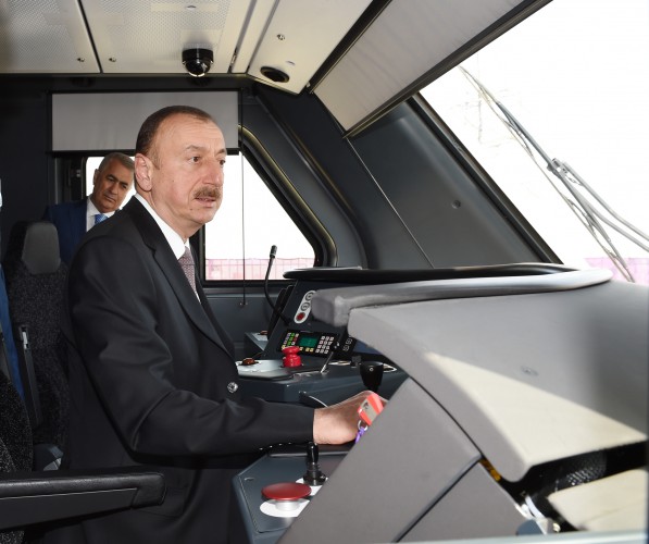 Prezident İlham Əliyev Bakıya gətirilən yeni elektrik qatarı ilə tanış olub (FOTO)