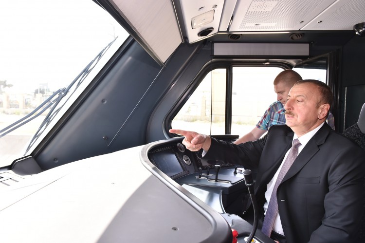 Prezident İlham Əliyev Bakıya gətirilən yeni elektrik qatarı ilə tanış olub (FOTO)
