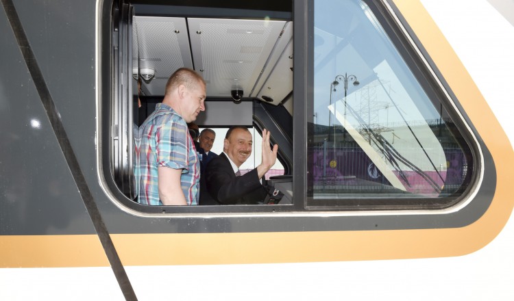 Prezident İlham Əliyev Bakıya gətirilən yeni elektrik qatarı ilə tanış olub (FOTO)