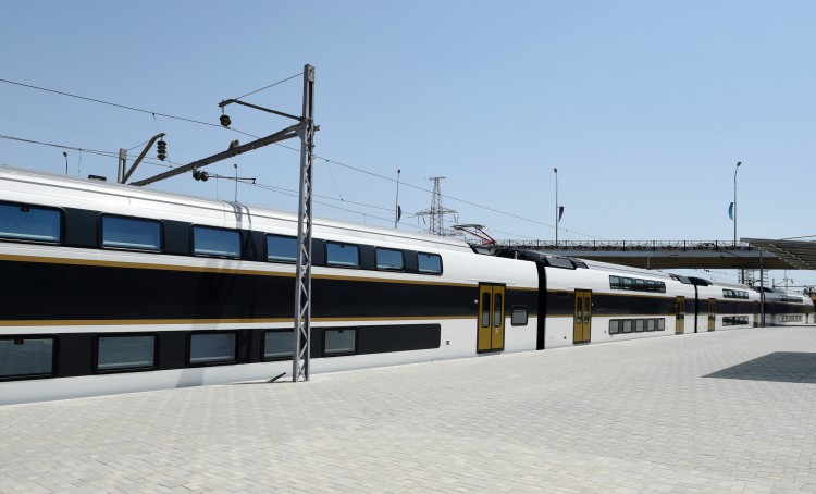 Prezident İlham Əliyev Bakıya gətirilən yeni elektrik qatarı ilə tanış olub (FOTO)