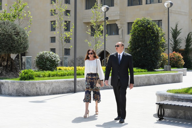 Prezident İlham Əliyev və xanımı Milli Konservatoriyanın yaxınlığında salınan yeni parkda yaradılan şəraitlə tanış olublar (FOTO)