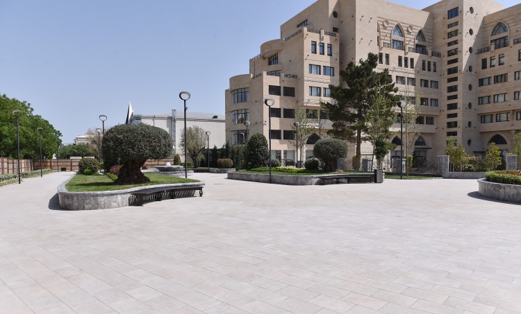 Prezident İlham Əliyev və xanımı Milli Konservatoriyanın yaxınlığında salınan yeni parkda yaradılan şəraitlə tanış olublar (FOTO)