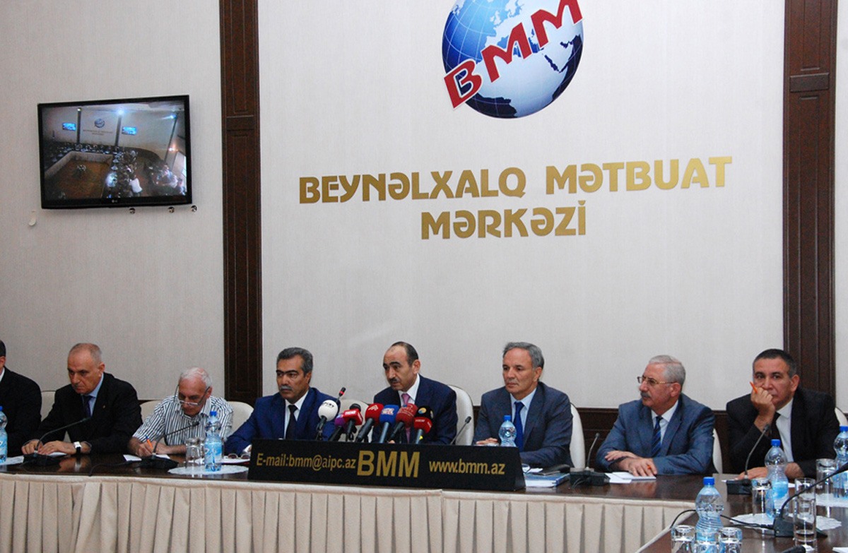 Əli Həsənov: Azərbaycan mətbuatının 140 illiyi yüksək səviyyədə qeyd edilməlidir