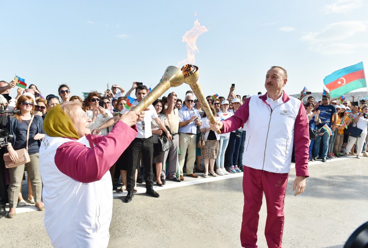Prezident İlham Əliyev Dənizkənarı Milli Parkdakı “Sadko” limanında Avropa Oyunlarının məşəlini qəbul etdi (FOTO)