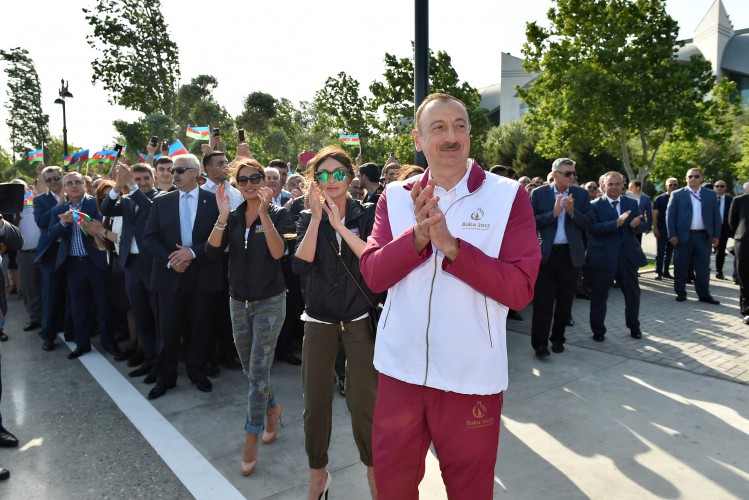 Prezident İlham Əliyev Dənizkənarı Milli Parkdakı “Sadko” limanında Avropa Oyunlarının məşəlini qəbul etdi (FOTO)