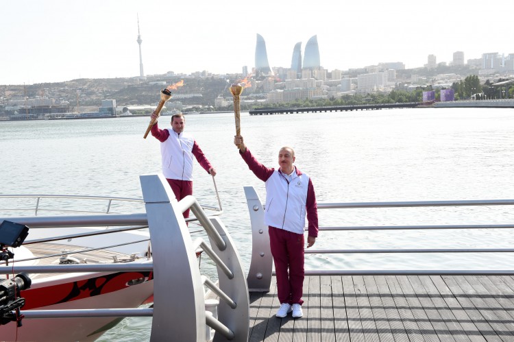 Prezident İlham Əliyev Dənizkənarı Milli Parkdakı “Sadko” limanında Avropa Oyunlarının məşəlini qəbul etdi (FOTO)