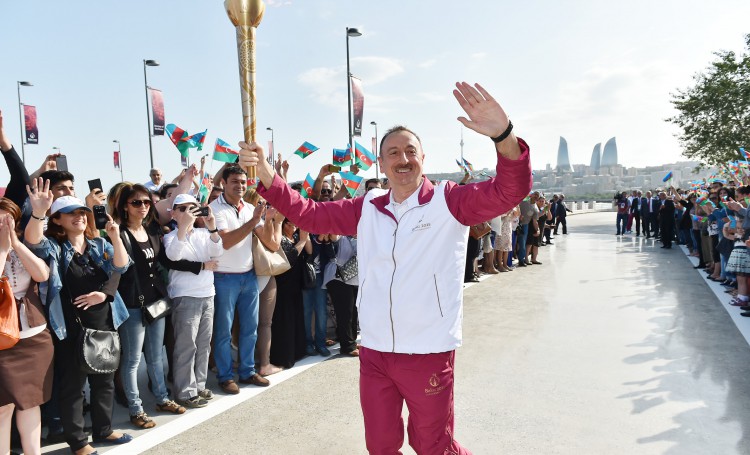 Prezident İlham Əliyev Dənizkənarı Milli Parkdakı “Sadko” limanında Avropa Oyunlarının məşəlini qəbul etdi (FOTO)