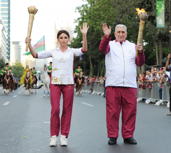 Prezident İlham Əliyev Dənizkənarı Milli Parkdakı “Sadko” limanında Avropa Oyunlarının məşəlini qəbul etdi (FOTO)