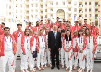 Prezident İlham Əliyev və xanımı Azərbaycanı birinci Avropa Oyunlarında təmsil edəcək idmançılarla görüşüblər (FOTO)