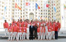 Prezident İlham Əliyev və xanımı Azərbaycanı birinci Avropa Oyunlarında təmsil edəcək idmançılarla görüşüblər (FOTO)