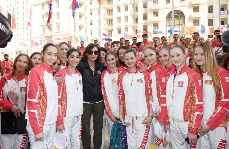 Prezident İlham Əliyev və xanımı Azərbaycanı birinci Avropa Oyunlarında təmsil edəcək idmançılarla görüşüblər (FOTO)