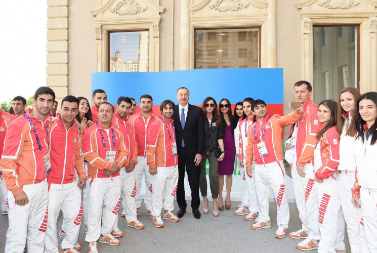 Prezident İlham Əliyev və xanımı Azərbaycanı birinci Avropa Oyunlarında təmsil edəcək idmançılarla görüşüblər (FOTO)