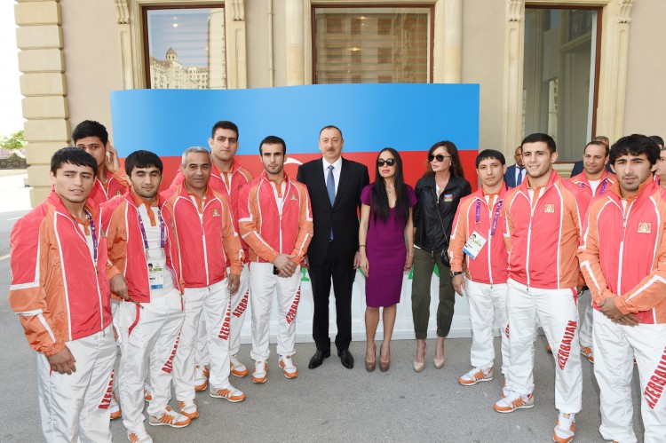 Prezident İlham Əliyev və xanımı Azərbaycanı birinci Avropa Oyunlarında təmsil edəcək idmançılarla görüşüblər (FOTO)